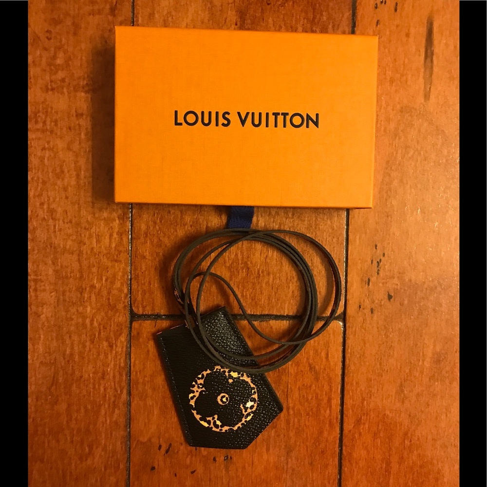 ❌SOLD❌ Louis Vuitton Jungle Cloche Clé Charm - Picture 3 of 7